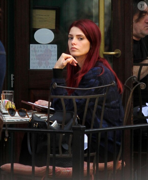 Ashley Greene passe du brun au rouge comme on a pu le voir le 20 octobre dernier lorsque l'actrice à déjeuné en terrasse à New York.