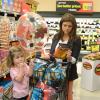 La comédienne Tiffani Thiessen prépare Halloween et fait ses courses au supermarché avec sa fille Harper et son mari Brady Smith à Los Angeles, le 22 octobre 2012.