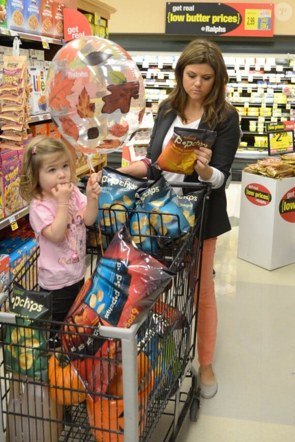 La comédienne Tiffani Thiessen prépare Halloween et fait ses courses au supermarché avec sa fille Harper et son mari Brady Smith à Los Angeles, le 22 octobre 2012.