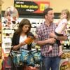 L'actrice Tiffani Thiessen fait ses courses au supermarché pour Halloween avec sa fille Harper et son mari Brady Smith à Los Angeles, le 22 octobre 2012.
