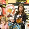 Tiffani Thiessen prépare Halloween et fait ses courses au supermarché avec sa fille Harper et son mari Brady Smith à Los Angeles, le 22 octobre 2012.