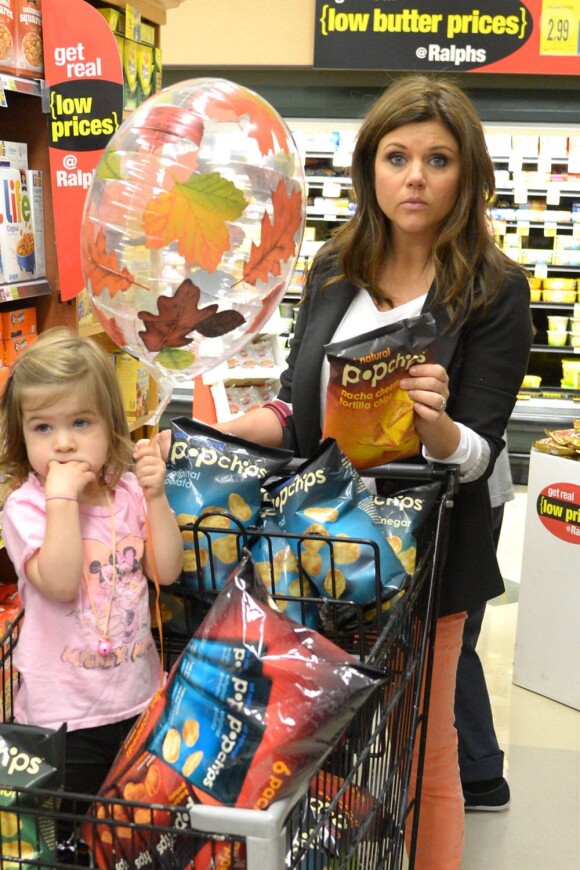 Tiffani Thiessen prépare Halloween et fait ses courses au supermarché avec sa fille Harper et son mari Brady Smith à Los Angeles, le 22 octobre 2012.