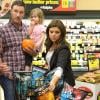 La comédienne Tiffani Thiessen fait ses courses au supermarché pour Halloween avec sa fille Harper et son mari Brady Smith à Los Angeles, le 22 octobre 2012.