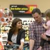 L'actrice Tiffani Thiessen prépare Halloween et fait ses courses au supermarché avec sa fille Harper et son mari Brady Smith à Los Angeles, le 22 octobre 2012.