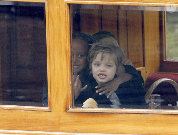 Les filles d'Angelina Jolie et Brad Pitt, Zahara et Shiloh, à Amsterdam le 14 mars 2012