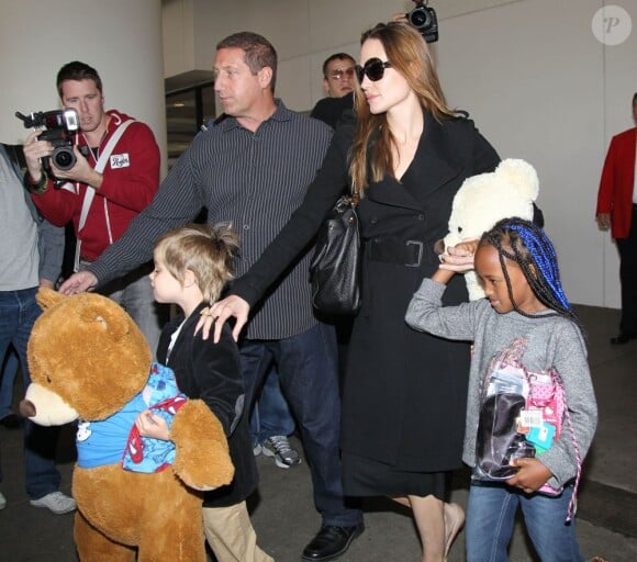 Angelina Jolie et ses filles Shiloh et Zahara à Los Anngeles le 15 mars 2012
