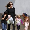 Angelina Jolie et trois de ses six enfants à la Nouvelle-Orléans le 11 mars 2012 : Zahara, Pax et Vivienne