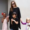 Angelina Jolie avec ses enfants Zahara, Pax et Vivienne à la Nouvelle-Orléans le 11 mars 2012