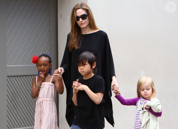 Angelina Jolie avec ses enfants Zahara, Pax et Vivienne à la Nouvelle-Orléans le 11 mars 2012