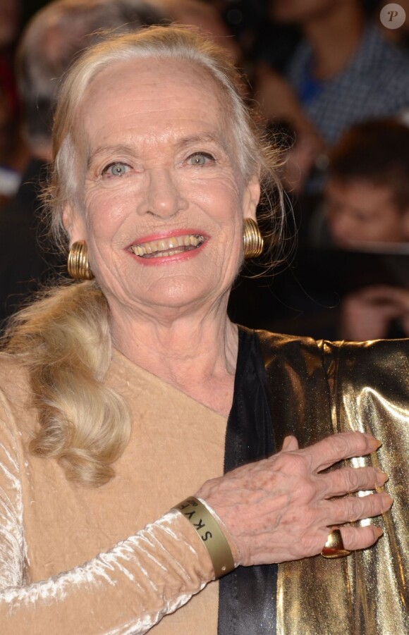 Shirley Eaton lors de l'avant-première du film Skyfall le 23 octobre 2012 à Londres