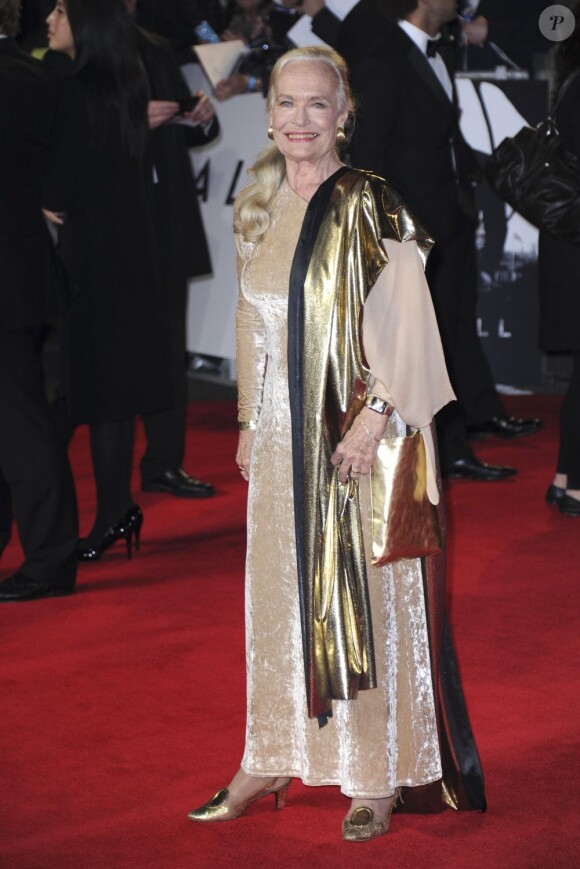 Shirley Eaton lors de l'avant-première du film Skyfall le 23 octobre 2012 à Londres