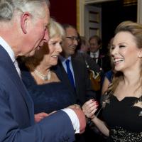 Kylie Minogue, somptueuse, fait danser le prince Charles au palais St James