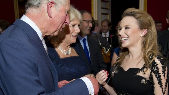 Kylie Minogue, somptueuse, fait danser le prince Charles au palais St James