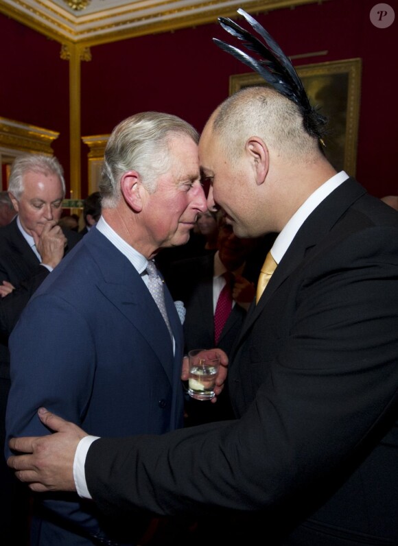 Charles en plein salut maori avec Bruce Simpson. Le prince Charles et la duchesse Camilla donnaient une réception au Palais St James à Londres le 24 octobre 2012 à l'occasion de leur tournée prochaine (en novembre) en Océanie. Kylie Minogue y a chanté.