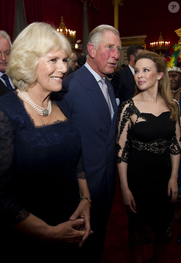 Le prince Charles et la duchesse Camilla sous le charme de Kylie Minogue. Les royaux britanniques donnaient une réception au Palais St James à Londres le 24 octobre 2012 à l'occasion de leur tournée prochaine (en novembre) en Océanie. Kylie Minogue y a chanté.
