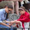 Katie Holmes avec sa fille Suri dans un parc à New York le 3 septembre 2012.