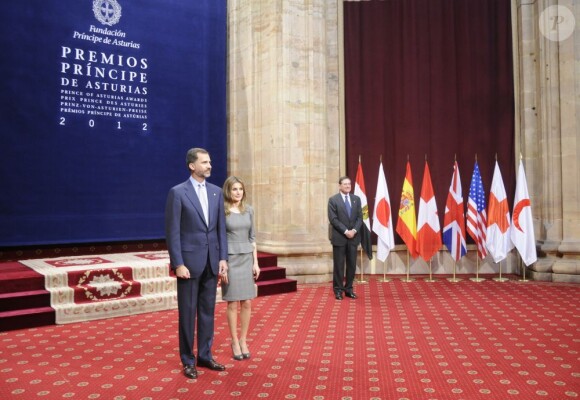 Felipe et Letizia d'Espagne recevaient le 26 octobre 2012 à l'Hôtel de la Reconquista, à Oviedo, les lauréats des Prix Prince des Asturies.