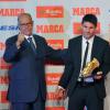 Lionel Messi reçoit le Soulier d'or des mains de la légende Luis Suarez, Ballon d'or 1960, récompensant le meilleur buteur européen le 29 octobre 2012 à Barcelone