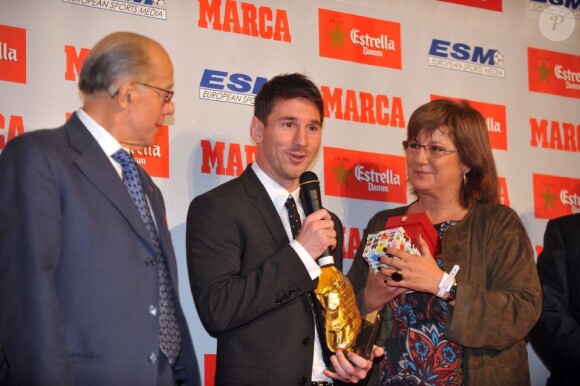 Lionel Messi heureux d'avoir reçu le Soulier d'or des mains de Luis Suarez, récompensant le meilleur buteur européen le 29 octobre 2012 à Barcelone