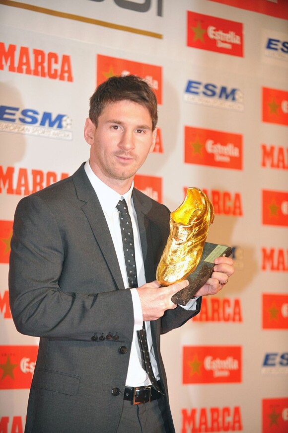 Lionel Messi reçoit le Soulier d'or des mains de Luis Suarez, récompensant le meilleur buteur européen le 29 octobre 2012 à Barcelone