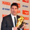 Lionel Messi pose fièrement avec le Soulier d'or, récompensant le meilleur buteur européen le 29 octobre 2012 à Barcelone