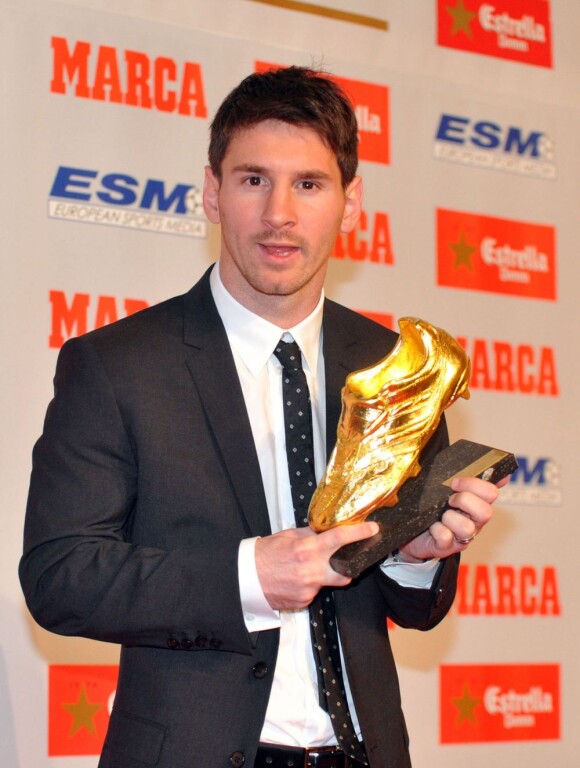 Lionel Messi pose fièrement avec le Soulier d'or, récompensant le meilleur buteur européen le 29 octobre 2012 à Barcelone
