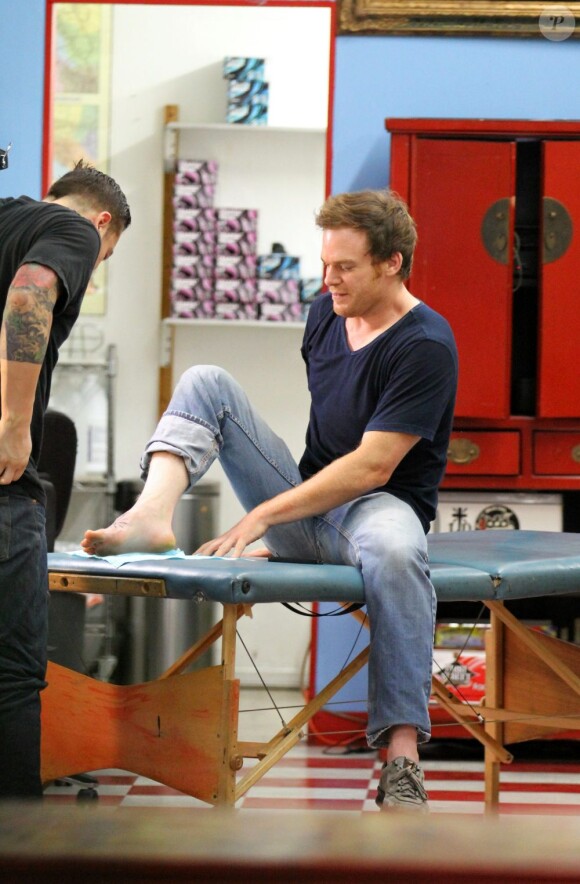 Michael C. Hall se fait tatouer le pied à Los Angeles, le 1er octobre 2012.