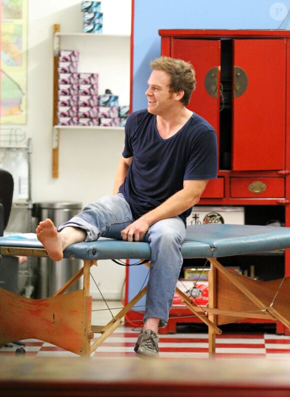 Michael C. Hall se fait tatouer le pied à Los Angeles, le 1er octobre 2012.