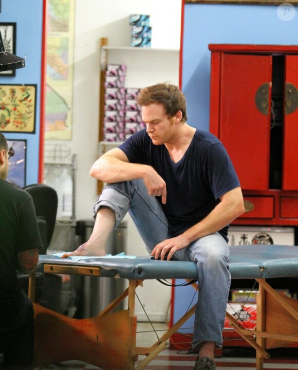 Michael C. Hall se fait tatouer le pied à Los Angeles, le 1er octobre 2012.