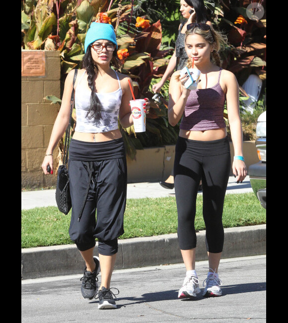 Vanessa Hudgens et sa soeur Stella se promènent à Los Angeles, le mardi 30 octobre 2012.