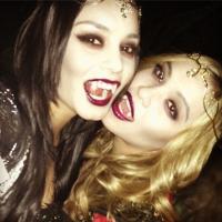 Vanessa Hudgens et sa soeur Stella, terrifiantes et sexy vampires pour Halloween