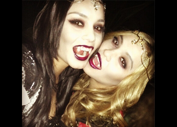Vanessa Hudgens et sa soeur Stella, déguisées en vampires pour Halloween.