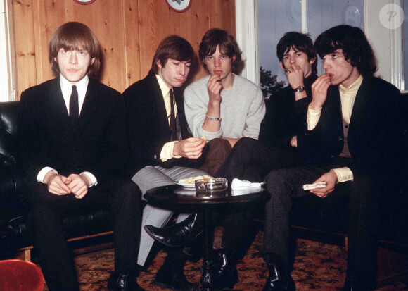 Les Rolling Stones, en 1964, avec de gauche à droite Brian Jones, Charlie Watts, Mick Jagger, Keith Richards et Bill Wyman.