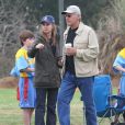 Calista Flockhart et son mari Harrison Ford regardent leur fils Liam jouer au football à Brentwood, le 20 octobre 2012.