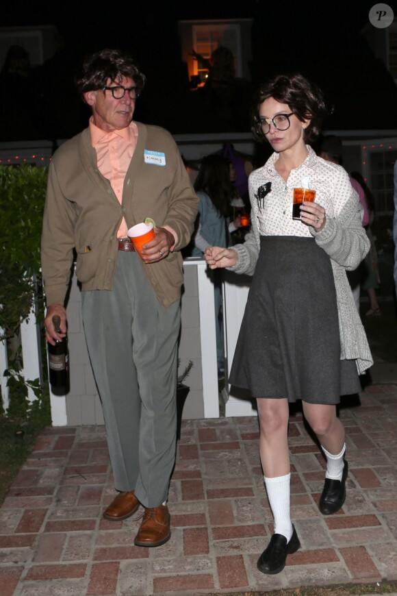 Harrison Ford et sa femme Calista Flockhart déguisés en geek rétro pour se rendre une soirée d'Halloween à Santa Monica le 31 octobre 2012.