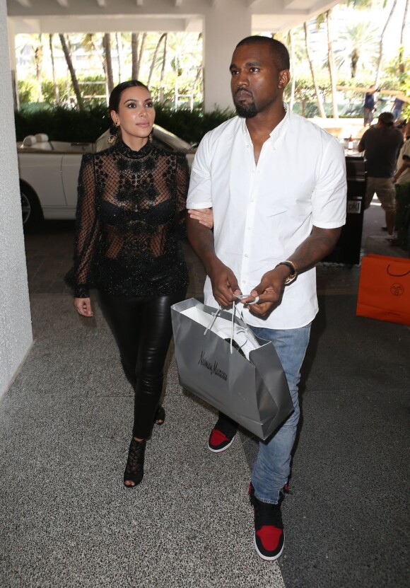 Kim Kardashian et Kanye West vont faire du shopping à Miami, le 31 octobre 2012.