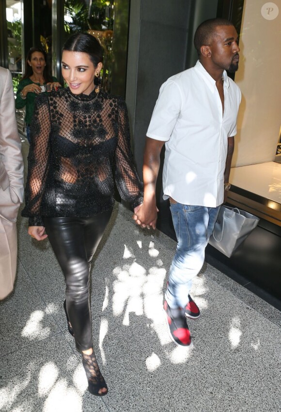 Kim et Kourtney Kardashian vont faire du shopping à Miami avec leurs compagnons respectifs, Kanye West et Scott Disick, le 31 octobre 2012.