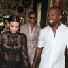 Kim Kardashian et sa soeur Kourtney font du shopping à Miami avec leurs compagnons respectifs, Kanye West et Scott Disick, le 31 octobre 2012.