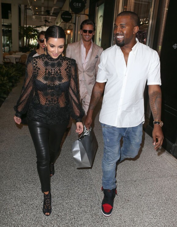 Kim Kardashian et sa soeur Kourtney font du shopping à Miami avec leurs compagnons respectifs, Kanye West et Scott Disick, le 31 octobre 2012.