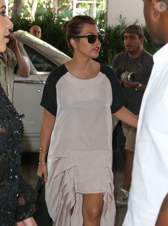 Kim Kardashian et sa soeur Kourtney vont faire du shopping avec leurs compagnons respectifs, Kanye West et Scott Disick, à Miami le 31 octobre 2012.