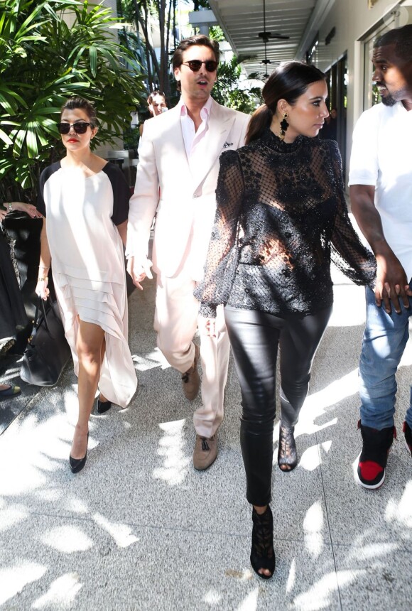 Kim Kardashian et sa soeur Kourtney vont faire du shopping a Miami avec leurs compagnons respectifs, Kanye West et Scott Disick, le 31 octobre 2012. Kim and Kourtney Kardashian go on a double shopping date with their men Scott Disick and Kanye West in Miami, FL on October 31st, 2012.31/10/2012 - Miami