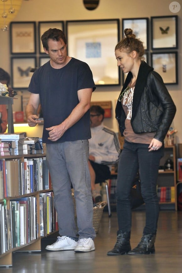 Michael C. Hall et sa compagne Morgan Macgregor cherchent des livres à Los Angeles le 31 octobre 2012.