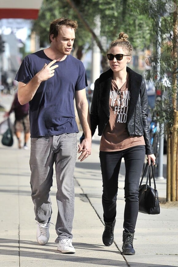 Michael C. Hall et sa compagne Morgan Macgregor, en virée shopping à Los Angeles le 31 octobre 2012.