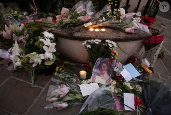 Les fans déposent des fleurs devant le domicile d'Amy Winehouse à Londres le 23 juillet 2011.
