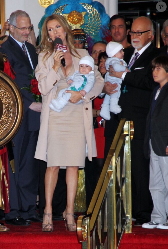 Céline Dion entourée de sa famille fait son grand retour à Las Vegas le 16 février 2011.