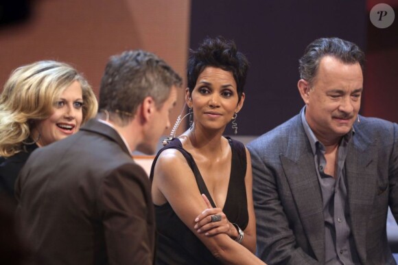 Halle Berry au milieu des invités sur le plateau de l'émission Wetten, dass..? en Allemagne le 3 novembre 2012.