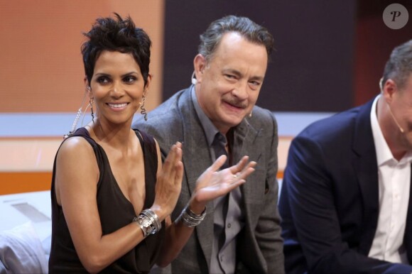 Halle Berry et l'acteur Tom Hanks sur le plateau de l'émission Wetten, dass..? en Allemagne le 3 novembre 2012.