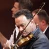 Tom Hanks fait du violon sur le plateau de l'émission Wetten, dass..? en Allemagne le 3 novembre 2012.