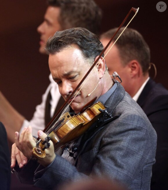 Tom Hanks fait du violon sur le plateau de l'émission Wetten, dass..? en Allemagne le 3 novembre 2012.