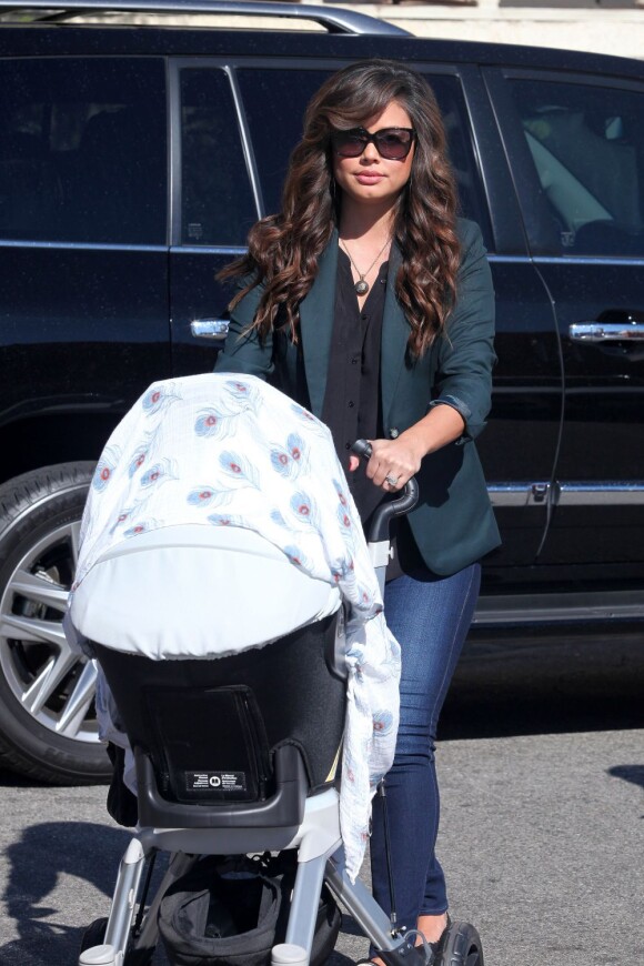 Vanessa Minnillo pour sa première sortie avec son bébé Camden, à Los Angeles le 4 novembre 2012.